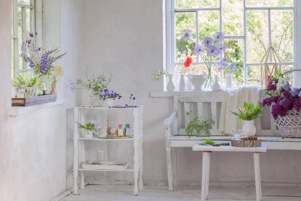 Interior Vintage Blanco Con Flores — Foto de Stock