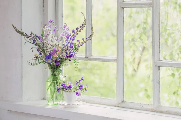 在白色窗台上花瓶里的野花 — 图库照片