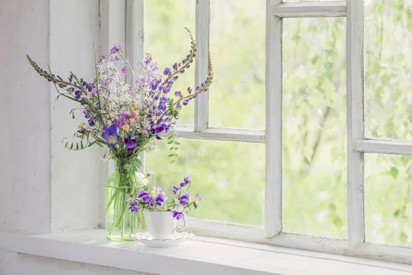 Flores Silvestres Jarrón Sobre Alféizar Ventana Blanco — Foto de Stock