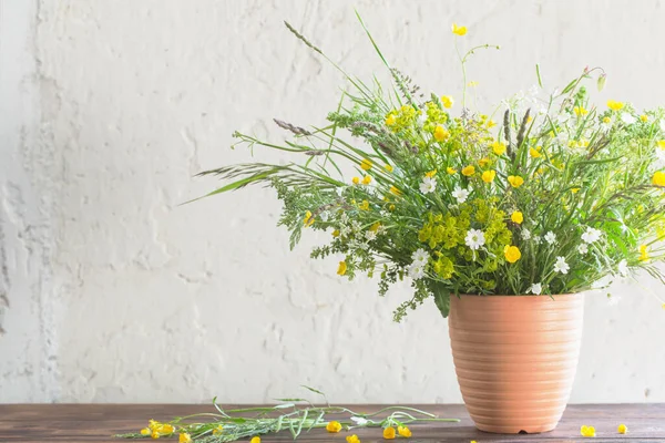 Strauß Wilder Blumen Auf Hintergrund Weiße Wand — Stockfoto