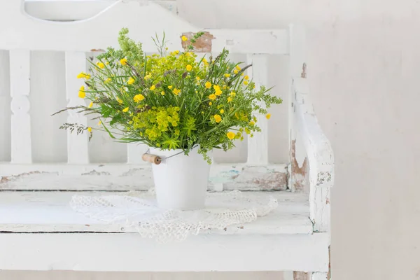 Květiny Kbelíku Staré Bílé Dřevěné Lavici Uvnitř — Stock fotografie