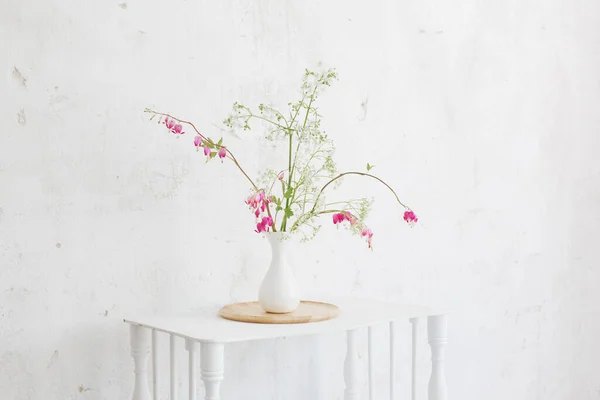 Flores Jarrón Sobre Fondo Pared Blanca — Foto de Stock