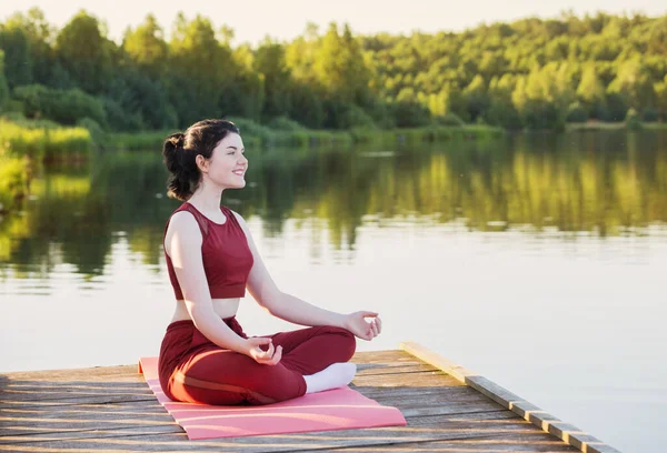 Girl Doing Yoga Wooden Pier Lake Summer — Stock Photo, Image