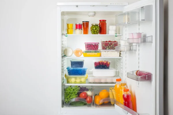 Refrigerador Con Diferentes Alimentos Saludables — Foto de Stock