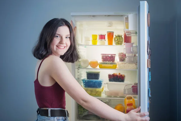 Mosoly Lány Közelében Hűtőszekrény Éjjel — Stock Fotó