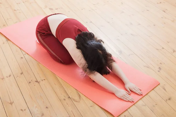 Brunette Girl Doing Yoga Floor Home — Stock Photo, Image