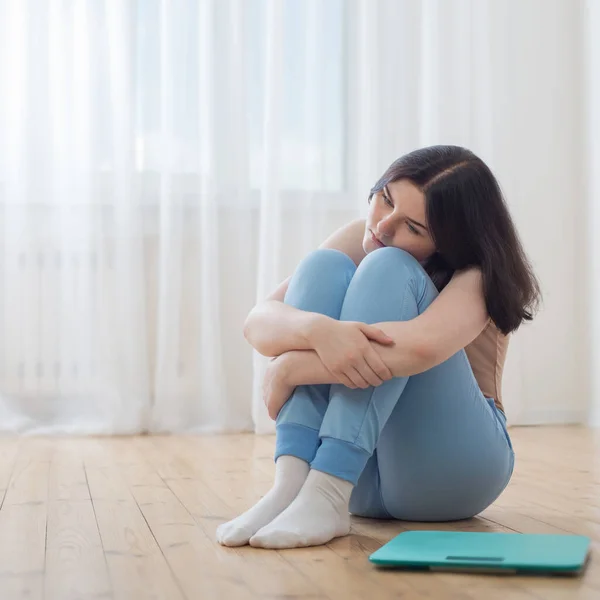 Triste Adolescente Chica Piso Con Escalas —  Fotos de Stock