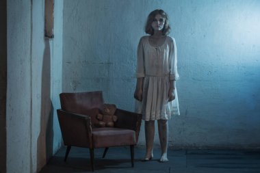 Korku filmindeki beyaz elbiseli korkunç kız.