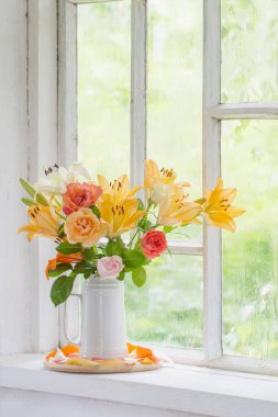 Vazodaki yaz çiçekleri arkaplan penceresinde su damlalarıyla