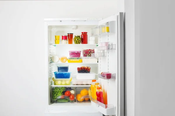 Refrigerador Con Diferentes Alimentos Saludables — Foto de Stock