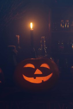 Cadılar Bayramı dekorasyonu, balkabakları ve sihirli iksirlerle.