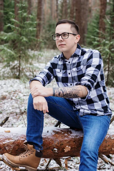 Genç Adam Kış Ormanında — Stok fotoğraf