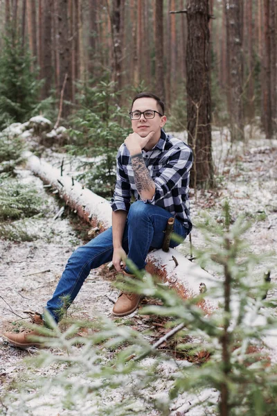 Jeune Homme Dans Forêt Hiver — Photo