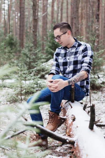 Mladý Muž Zimním Lese — Stock fotografie