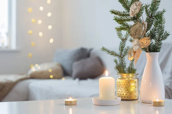 Χριστουγεννιάτικες Διακοσμήσεις Αναμμένα Κεριά Λευκό Εσωτερικό — Φωτογραφία Αρχείου