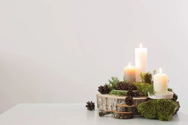 Queimando Velas Serra Com Cones Galhos Fundo Branco — Fotografia de Stock