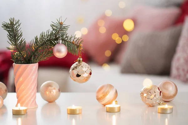 Julpynt Med Brinnande Ljus Rosa Och Guld Färger — Stockfoto