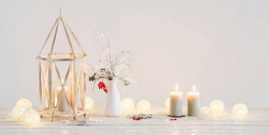 Arka plandaki Noel süslemeleri beyaz duvar