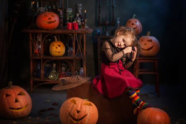 Malá Čarodějnice Halloweenskými Dýněmi — Stock fotografie