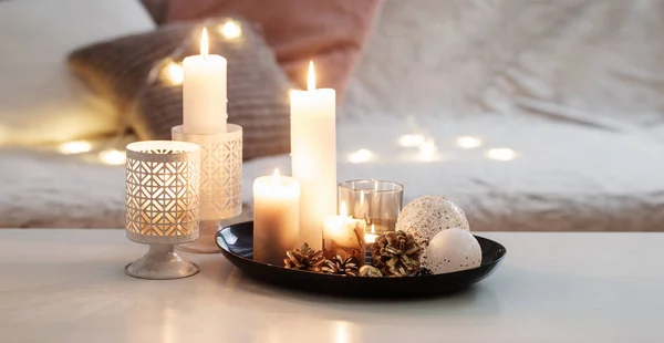 Decorazione Natalizia Con Candele Accese Tavolo Bianco Sullo Sfondo Divano — Foto Stock