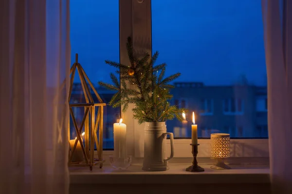 圣诞夜晚的窗台上点着蜡烛 — 图库照片