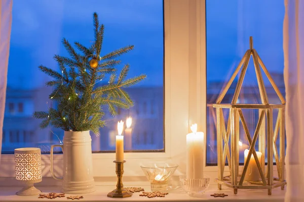 Julafton Fönsterbräda Med Brinnande Ljus — Stockfoto