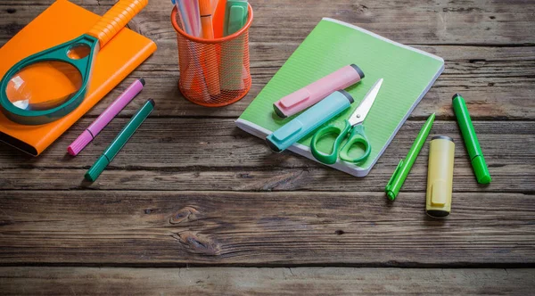 Fournitures Scolaires Sur Fond Sombre Vieux Bois — Photo