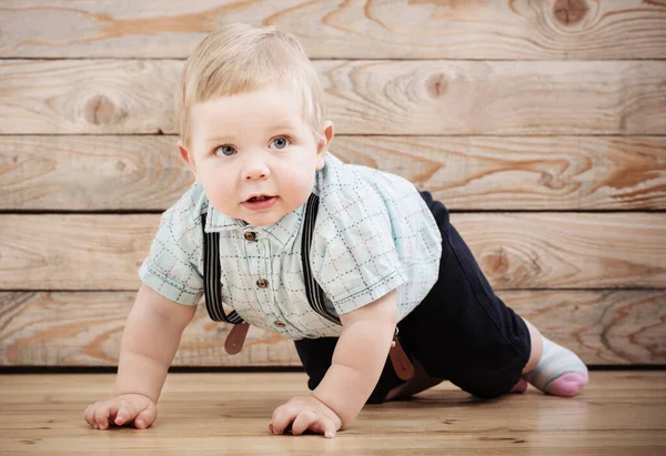 Baby Hemd Und Hosenträgern Shorts Auf Holzgrund — Stockfoto