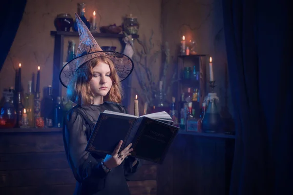 若い魔女が家に ハロウィンのコンセプト — ストック写真