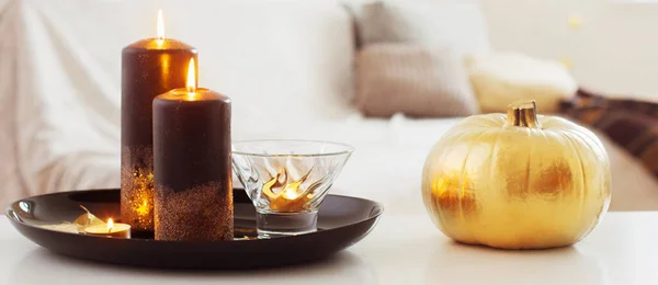 Arredamento Domestico Con Zucca Dorata Candele Accese — Foto Stock