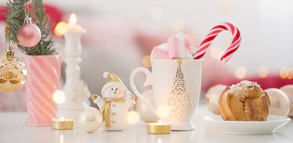 Marşmelovlu Kakao Pembe Altın Renkli Noel Süsü — Stok fotoğraf