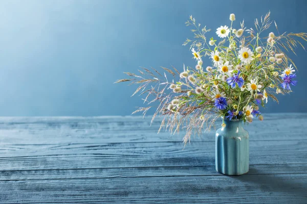 Divoké Květiny Váze Modrém Pozadí — Stock fotografie