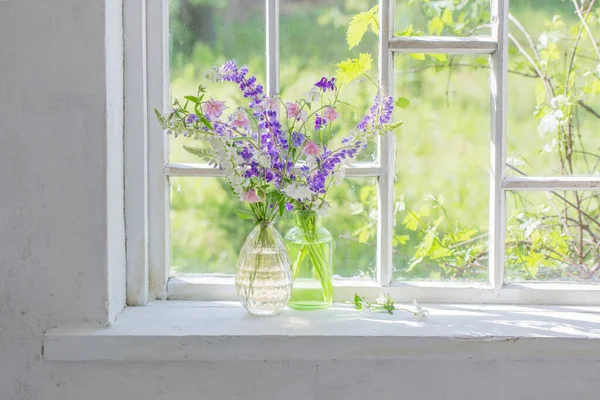 Flores Verano Jarrón Alféizar Ventana Luz Del Sol — Foto de Stock