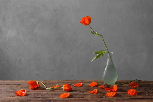 Amapolas Rojas Jarrón Sobre Mesa Madera — Foto de Stock