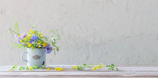 Flores Verano Copa Vieja Sobre Fondo Blanco — Foto de Stock