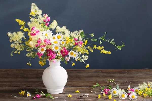 Wilde Bloemen Witte Vaas Donkere Achtergrond — Stockfoto