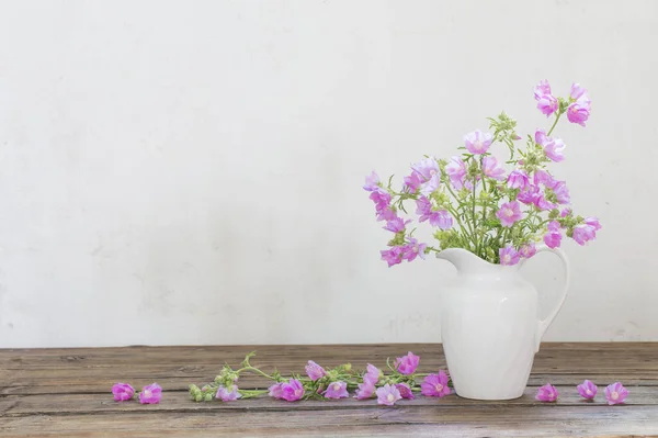 Roze Kaasjeskruid Witte Kruik Witte Achtergrond — Stockfoto