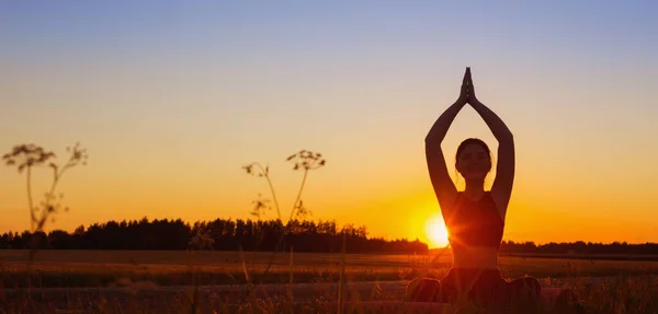 Yazın Gün Batımında Yoga Yapan Genç Bir Kadın — Stok fotoğraf