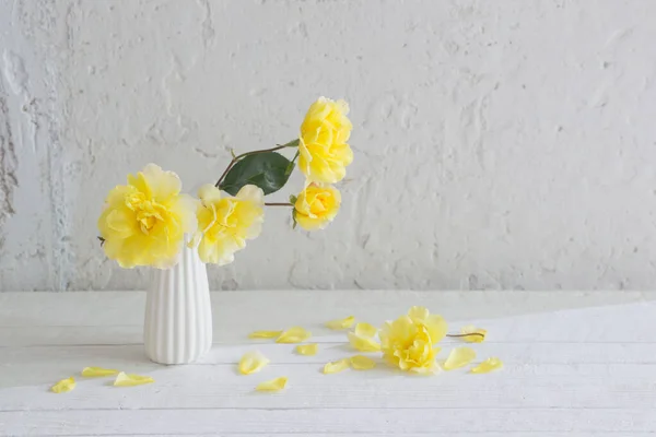 Rosas Amarelas Vaso Branco Fundo Parede Branca — Fotografia de Stock
