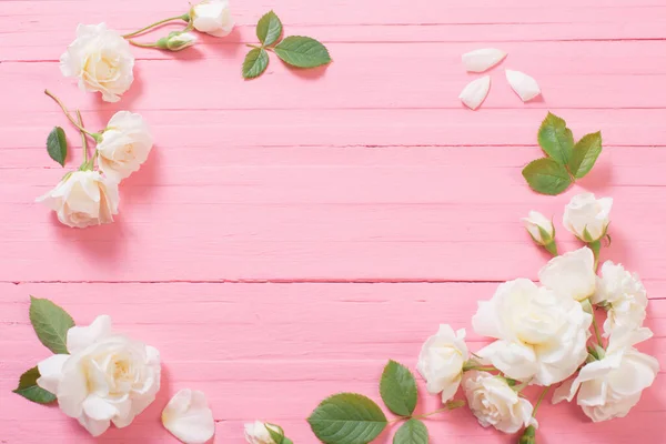 Rosas Brancas Sobre Fundo Madeira Rosa — Fotografia de Stock