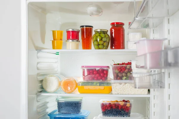 Geladeira Com Diferentes Alimentos Saudáveis — Fotografia de Stock