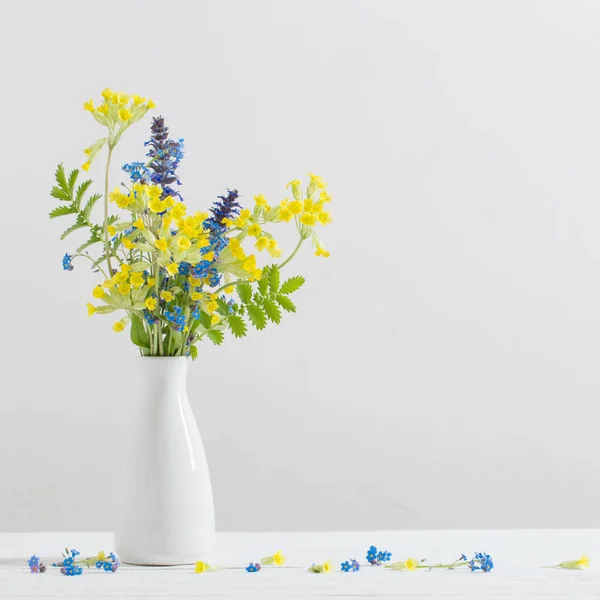 Flores Silvestres Vaso Fundo Branco — Fotografia de Stock