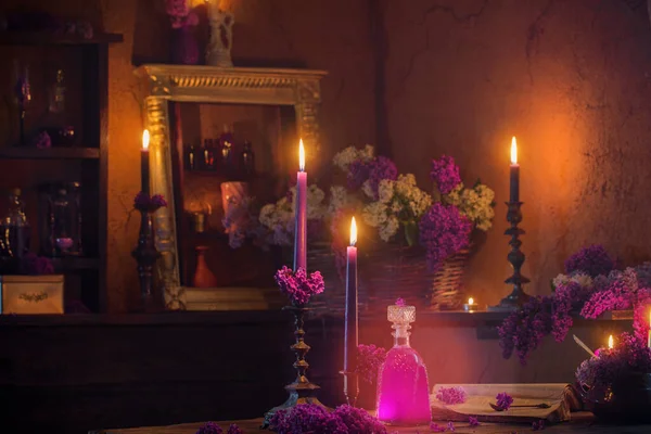 Magiczna Mikstura Liliowych Kwiatów Domu Wiedźmy — Zdjęcie stockowe