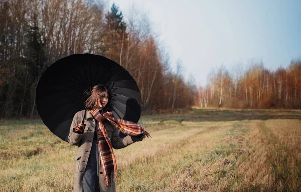 Teenager Mädchen Mit Schwarzem Regenschirm Herbstfeld — Stockfoto