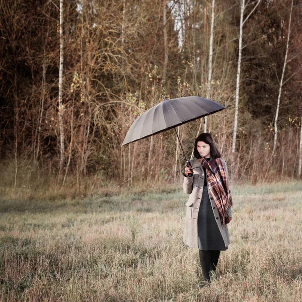 Adolescente Avec Parapluie Noir Fumée Dans Champ Automne — Photo