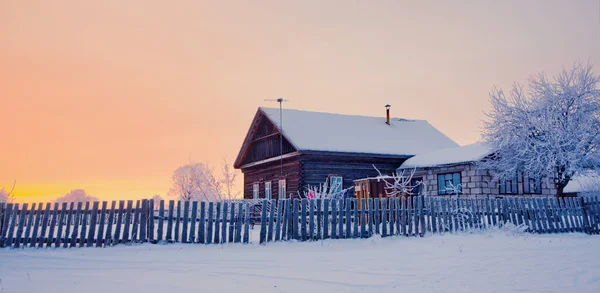 Αγροτική Χειμερινό Τοπίο Χιόνι Στο Ηλιοβασίλεμα — Φωτογραφία Αρχείου