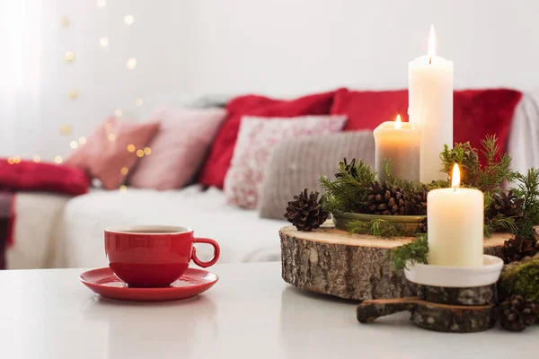 Tasse Tee Mit Brennenden Kerzen Auf Weißem Tisch — Stockfoto