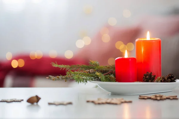 Rote Brennende Kerzen Auf Weißem Tisch Wohnzimmer — Stockfoto