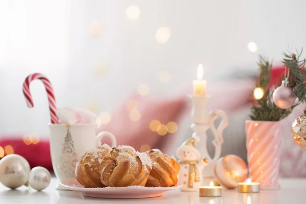 ピンクと金の色でマシュマロとクリスマスの装飾を持つココア — ストック写真