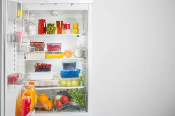 Refrigerador Con Diferentes Alimentos Saludables — Foto de Stock